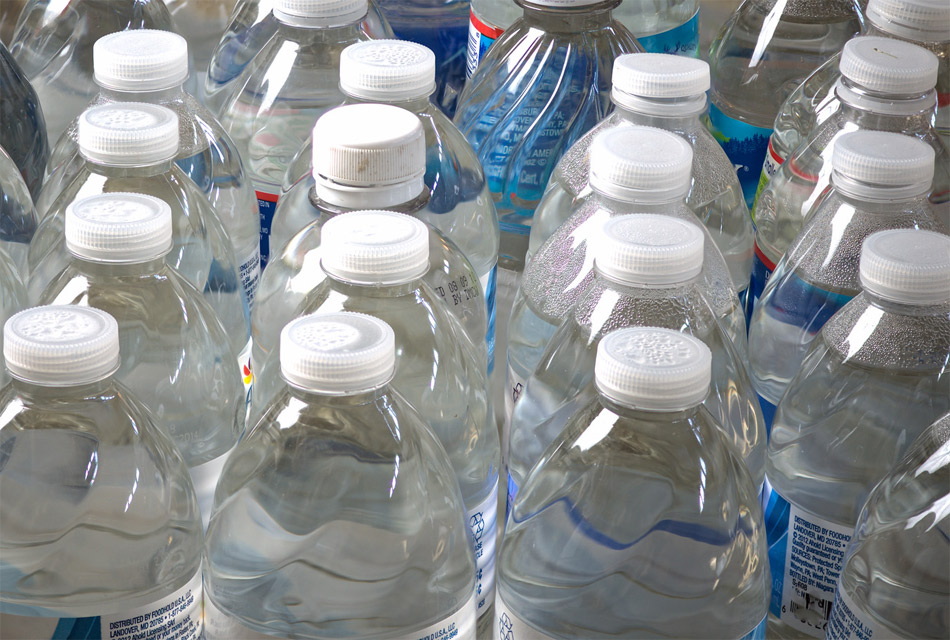 Escandalo del agua mineral embotellada en Francia