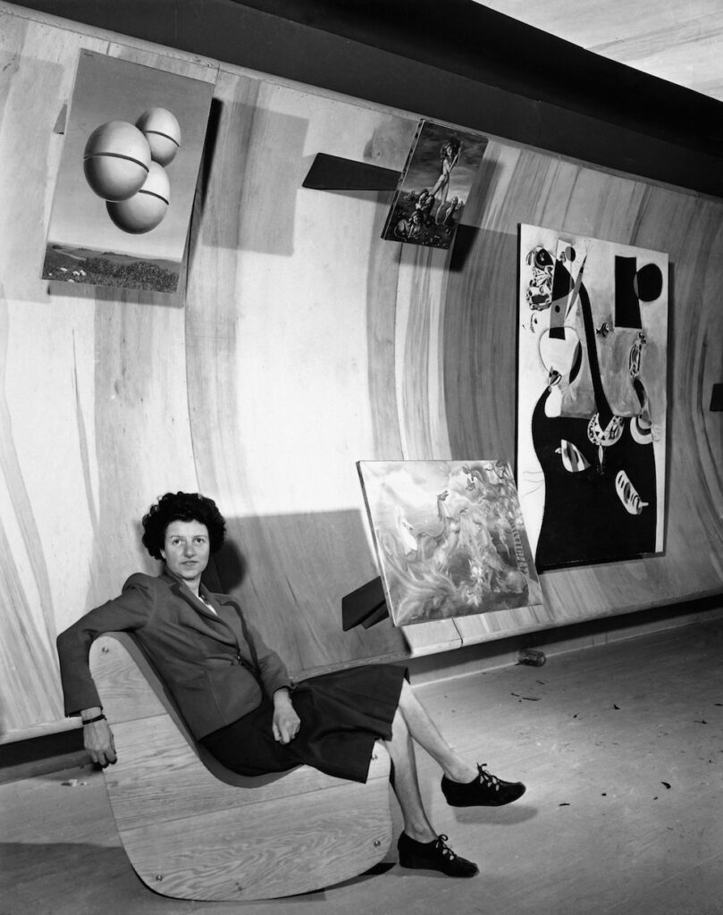 Atribuida a Berenice Abbott. Peggy Guggenheim posa en su galería neoyorquina Art of This Century, 22 de octubre de 1942.  © 2024 Estate of Berenice Abbott