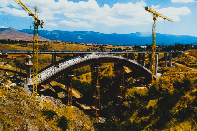 Construcciones Yamaro - Seguridad en la construcción de puentes ¡Elevando estructuras con cero riesgos! - FOTO