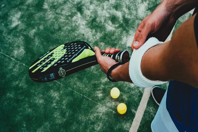 Luis Alejandro Sampayo Cabada - Accesorios locos ¡El secreto explosivo de los ases del pádel! - FOTO