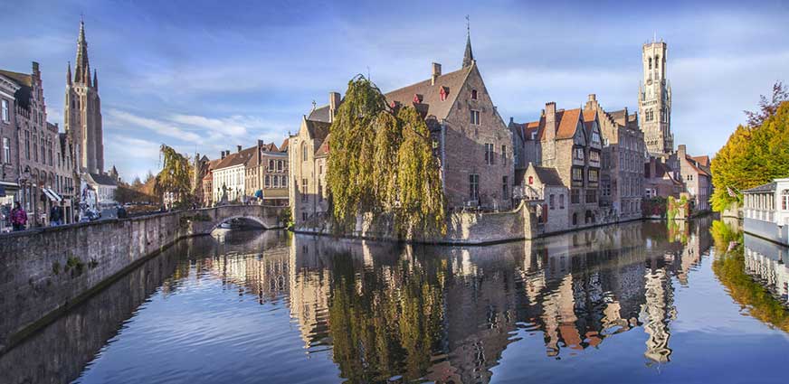Muelle del Rosario, uno de los rincones más famosos y fotografiados de Brujas. Visit Bruges - © Jan Darthet