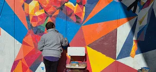 Nuevo mural comunitario transforma la fachada del Gimnasio Municipal de Castro